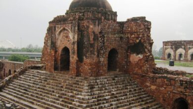 Firozabad Updates According to the 1884 Gazetteer, about 12 kilometers from Hirangaon-Firozabad, Kotla’s fort, whose ditch is 20 feet, 14 feet deep, 40 feet high is shown, the plot of land was 284 feet north 220 feet south and 320 feet east and 480 feet west. At present, this fort has become abandoned,but still its ancestors are seen.