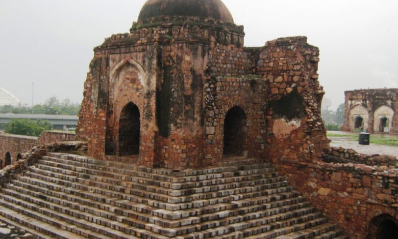 दार्शनिक स्थल According to the 1884 Gazetteer, about 12 kilometers from Hirangaon-Firozabad, Kotla’s fort, whose ditch is 20 feet, 14 feet deep, 40 feet high is shown, the plot of land was 284 feet north 220 feet south and 320 feet east and 480 feet west. At present, this fort has become abandoned,but still its ancestors are seen.
