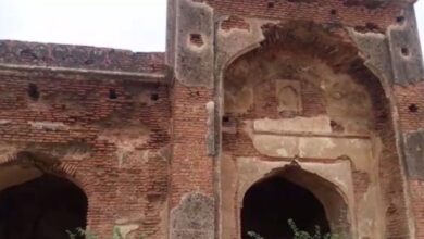 राजा चंद्रवाड़ फोर्ट 8 दार्शनिक स्थल Chandravar Gate falls under Ferozabad district. Here the war of Muhammad Ghori and Jayachand was fought, Chandravara was fired on the Yamuna coast, 5 kilometers away from Ferozabad town. At present Chandravara was once an important and prosperous city, in which some Jain scholars believed that this land was ruled by Lord Krishna’s father Vasudeva. It is said that Chandraseen was founded by Chandra Var town. In the book Bahubali Charit written by Dhanapal in 1392 AD or 1397 AD , details of Sambhari Rai, Sarang Narendra, Abhay Chandra and Ramchandra Rajo of Chandravar get details.