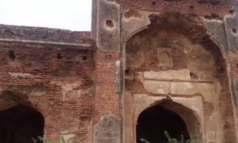 दार्शनिक स्थल Chandravar Gate falls under Ferozabad district. Here the war of Muhammad Ghori and Jayachand was fought, Chandravara was fired on the Yamuna coast, 5 kilometers away from Ferozabad town. At present Chandravara was once an important and prosperous city, in which some Jain scholars believed that this land was ruled by Lord Krishna’s father Vasudeva. It is said that Chandraseen was founded by Chandra Var town. In the book Bahubali Charit written by Dhanapal in 1392 AD or 1397 AD , details of Sambhari Rai, Sarang Narendra, Abhay Chandra and Ramchandra Rajo of Chandravar get details.