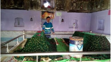 दार्शनिक स्थल, धार्मिक स्थल About 15 km away from Hirangaon, Firozabad, on the banks of the Yamuna, is the Makvara of Sufi Shahe, where there is a fair every year and there is also Urhassa on the Sufi Shah’s mazar at the above site, there are people in the fair from the Muslim and Hindu reverence of the city.