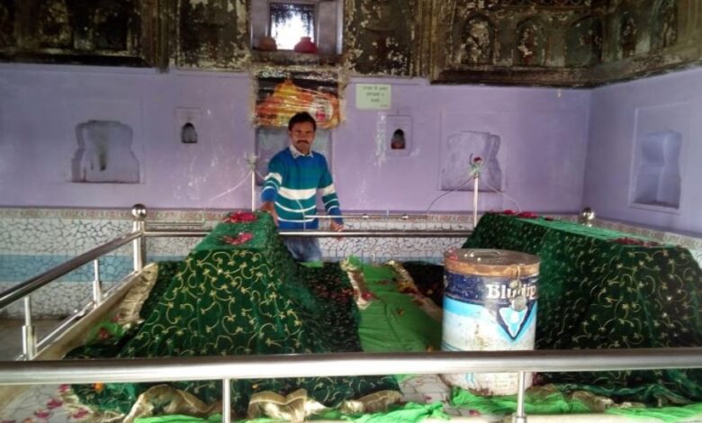 सोफी साहब मजार 1 दार्शनिक स्थल, धार्मिक स्थल About 15 km away from Hirangaon, Firozabad, on the banks of the Yamuna, is the Makvara of Sufi Shahe, where there is a fair every year and there is also Urhassa on the Sufi Shah’s mazar at the above site, there are people in the fair from the Muslim and Hindu reverence of the city.