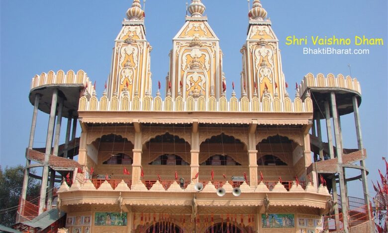 माँ वैष्णो देवी मंदिर, उसायनी 1 दार्शनिक स्थल, धार्मिक स्थल Temple is about 10 kms away from Firozabad Tundla route , there is a mandatory demand from any true mind here. There is a fair in Navadurga every year and thousands of people come from far and wide to visit the temple of Shradalu Demands for fulfilling vows and Lajja are also offered here in a considerable number.