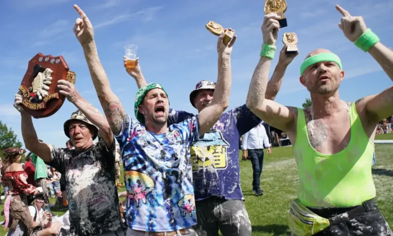 कैमरे के लेंस से They smash cakes in faces for charity.