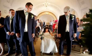 छह फूट का दूल्हा 2 फूट की दुल्हन 3 दुनिया रंग बिरंगी Six-foot groom, two-foot bride. Amanda Fyfe and steven marriage