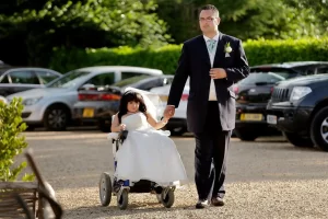छह फूट का दूल्हा 2 फूट की दुल्हन 6 दुनिया रंग बिरंगी Six-foot groom, two-foot bride. Amanda Fyfe and steven marriage