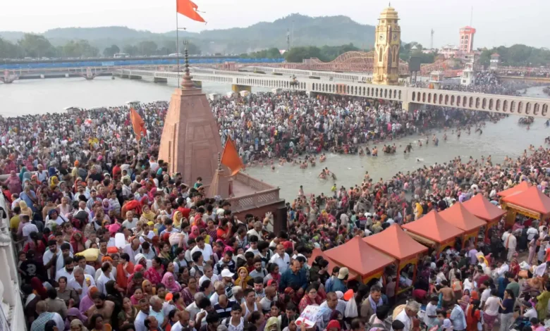 सोमवती अमावस्या पर लाखों श्रद्धालुओं ने डुबकी लगाई 1 दुनिया रंग बिरंगी Lakhs of devotees took a holy dip on Somvati Amavasya.