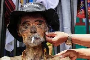 दुनिया रंग बिरंगी Exhuming and adorning the dead body is a peculiar festival.