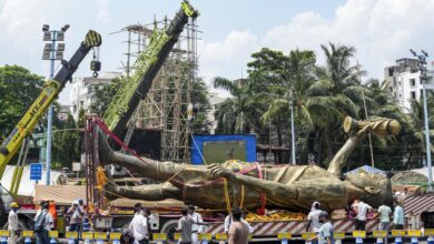 कैमरे के लेंस से 70 feet tall statue of Messi removed due to security reasons