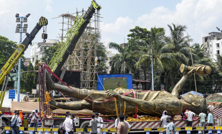 सुरक्षा कारणों से हटाई मेसी की 70 फुट ऊंची प्रतिमा 1 कैमरे के लेंस से 70 feet tall statue of Messi removed due to security reasons