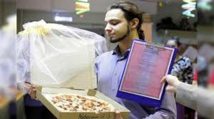 रूसी युवक ने की पिज़्ज़ा से शादी 7 दुनिया रंग बिरंगी Russian man marries a pizza.