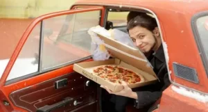 दुनिया रंग बिरंगी Russian man marries a pizza.