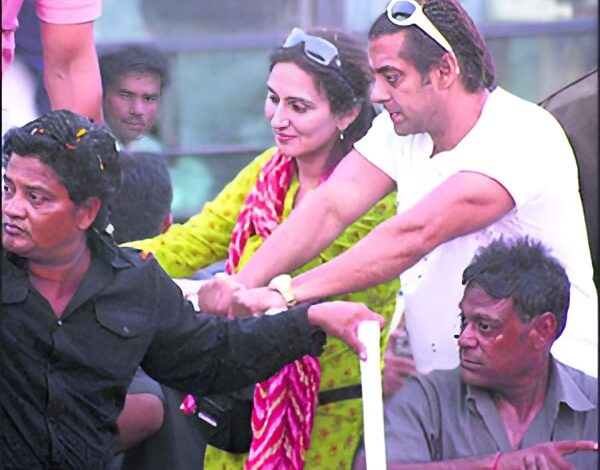 Salman Khan and Juhi Babbar comes in Firozabad 1 Interesting Articles लोकसभा चुनाव 2009 में सपा के राष्ट्रीय अध्यक्ष और यूपी के पूर्व मुख्यमंत्री अखिलेश यादव ने कन्नौज और फिरोजाबाद दो जगह से जीत हासिल की थी। चुनाव के बाद अखिलेश ने फिरोजाबाद सीट छोड़ने का फैसला किया। इस सीट पर समाजवादी पार्टी ने उनकी पत्नी डिंपल को उम्मीदवार बनाया। डिंपल का यह पहला संसदीय चुनाव था। उनके खिलाफ पूर्व समाजवादी राजब्बर मैदान में थे।1989 में फिल्मी पर्दे से राजनीति का रुख करने वाले राजबब्बर ने अपनी शुरुआत जनता दल से की थी। 1994 में वह मुलायम सिंह यादव के साथ हो गए, सपा के टिकट से उन्हें राज्यसभा भेजा गया। 1999 और 2004 लोकसभा चुनाव में राजबब्बर ने आगरा सीट से जीत हासिल की। 2006 में उन्होंने समाजवादी पार्टी का साथ छोड़ दिया। इसके दो बाद वह कांग्रेस में चले गए, वर्तमान में राजबब्बर उत्तर प्रदेश कांग्रेस अध्यक्ष हैं और फतेहपुर सीकरी से चुनाव लड़ रहे हैं।