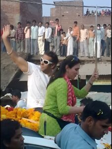 Salman Khan and Juhi Babbar comes in Firozabad 2 Interesting Articles लोकसभा चुनाव 2009 में सपा के राष्ट्रीय अध्यक्ष और यूपी के पूर्व मुख्यमंत्री अखिलेश यादव ने कन्नौज और फिरोजाबाद दो जगह से जीत हासिल की थी। चुनाव के बाद अखिलेश ने फिरोजाबाद सीट छोड़ने का फैसला किया। इस सीट पर समाजवादी पार्टी ने उनकी पत्नी डिंपल को उम्मीदवार बनाया। डिंपल का यह पहला संसदीय चुनाव था। उनके खिलाफ पूर्व समाजवादी राजब्बर मैदान में थे।1989 में फिल्मी पर्दे से राजनीति का रुख करने वाले राजबब्बर ने अपनी शुरुआत जनता दल से की थी। 1994 में वह मुलायम सिंह यादव के साथ हो गए, सपा के टिकट से उन्हें राज्यसभा भेजा गया। 1999 और 2004 लोकसभा चुनाव में राजबब्बर ने आगरा सीट से जीत हासिल की। 2006 में उन्होंने समाजवादी पार्टी का साथ छोड़ दिया। इसके दो बाद वह कांग्रेस में चले गए, वर्तमान में राजबब्बर उत्तर प्रदेश कांग्रेस अध्यक्ष हैं और फतेहपुर सीकरी से चुनाव लड़ रहे हैं।