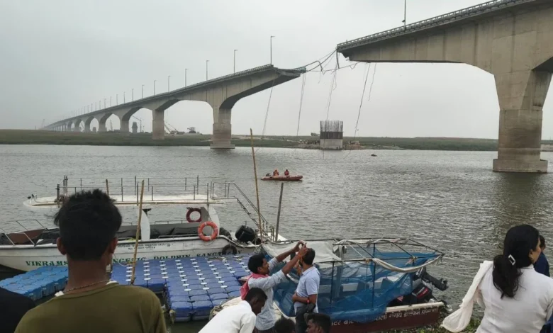 भागलपुर: विक्रमशिला पुल का बड़ा हिस्सा टूटा 1 कैमरे के लेंस से A large section of the Vikramshila Bridge has collapsed.
