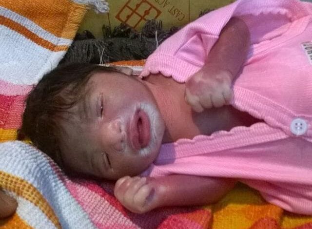 दुनिया रंग बिरंगी Woman gives birth to a plastic baby.