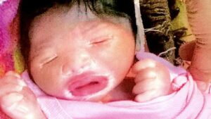 दुनिया रंग बिरंगी Woman gives birth to a plastic baby.