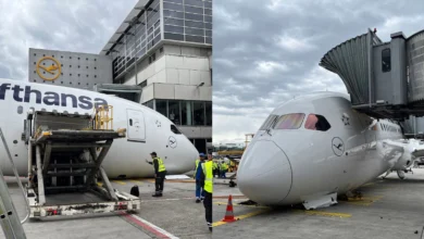 कैमरे के लेंस से The nose section of a Boeing Dreamliner aircraft collapsed onto the ground at Frankfurt Airport in Germany.