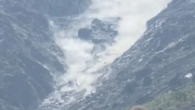 कैमरे के लेंस से Iceberg breaks in Kanchanganga hills near Badrinath