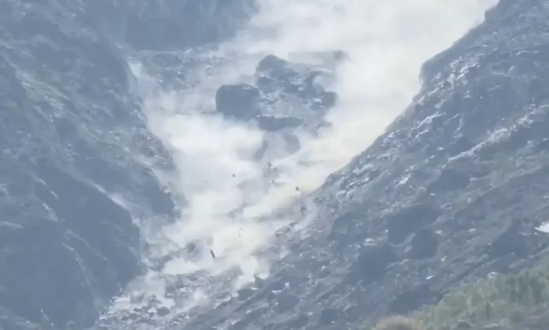 कैमरे के लेंस से Iceberg breaks in Kanchanganga hills near Badrinath