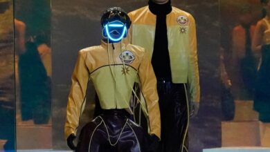 कैमरे के लेंस से Robot's 'ramp walk' stole the show.