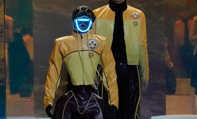 रोबोट की 'रैंप वॉक' ने लूटी महफिल 1 कैमरे के लेंस से Robot's 'ramp walk' stole the show.