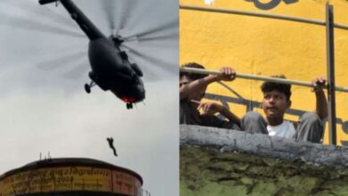 कैमरे के लेंस से Two teenagers trapped on water tank rescued by Air Force helicopter