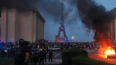 कैमरे के लेंस से Violent clashes during celebrations following a football match victory in Paris.