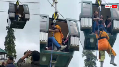 कैमरे के लेंस से 300 tourists remained suspended in mid-air for three hours on the Gulmarg ropeway in Srinagar.