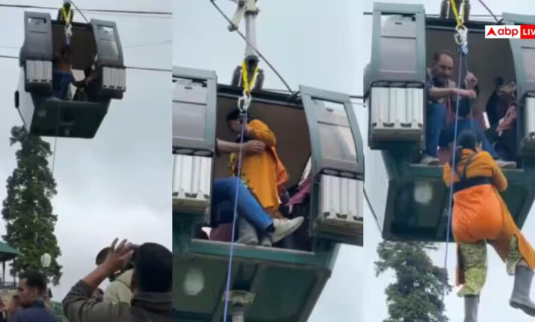 कैमरे के लेंस से 300 tourists remained suspended in mid-air for three hours on the Gulmarg ropeway in Srinagar.