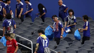 कैमरे के लेंस से Japanese spectators sent a message to the world by cleaning the stadium.