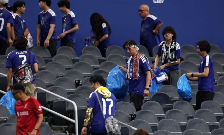 जापान के दर्शकों ने स्टेडियम की सफाई कर दुनिया को दिया संदेश 1 कैमरे के लेंस से Japanese spectators sent a message to the world by cleaning the stadium.
