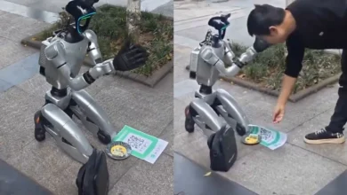 कैमरे के लेंस से Video of a robot begging goes viral.
